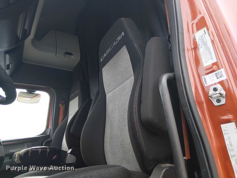 image for item YA1484 2020 Freightliner Cascadia semi truck