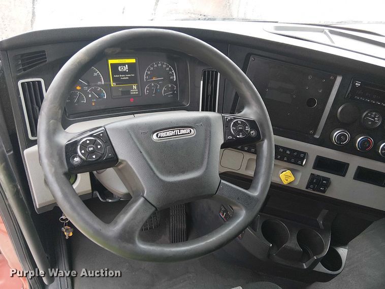 image for item YA1484 2020 Freightliner Cascadia semi truck