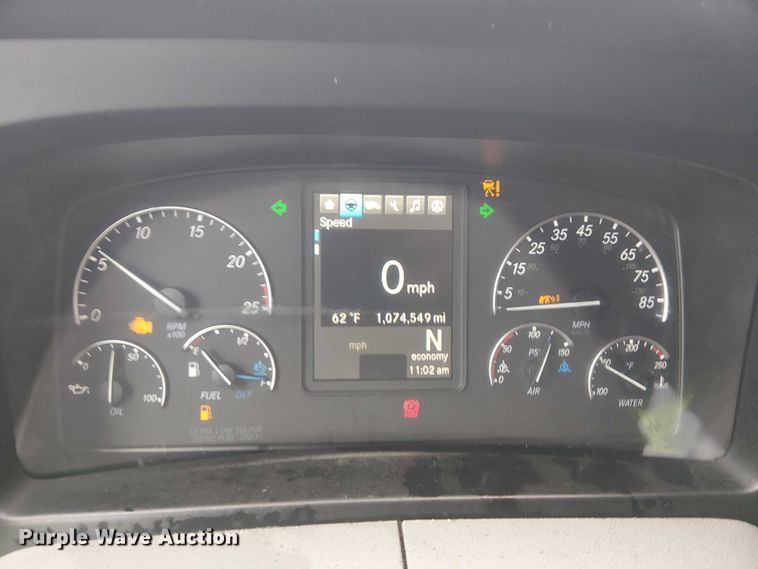 image for item YA1484 2020 Freightliner Cascadia semi truck