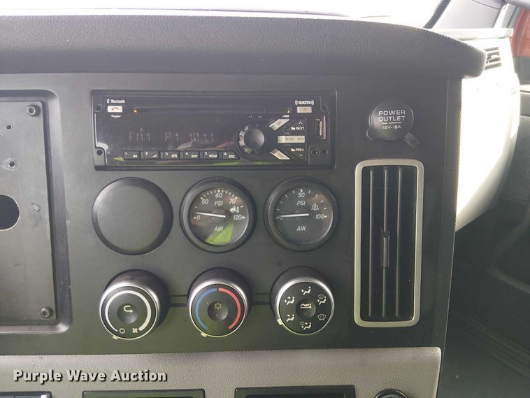 image for item YA1484 2020 Freightliner Cascadia semi truck