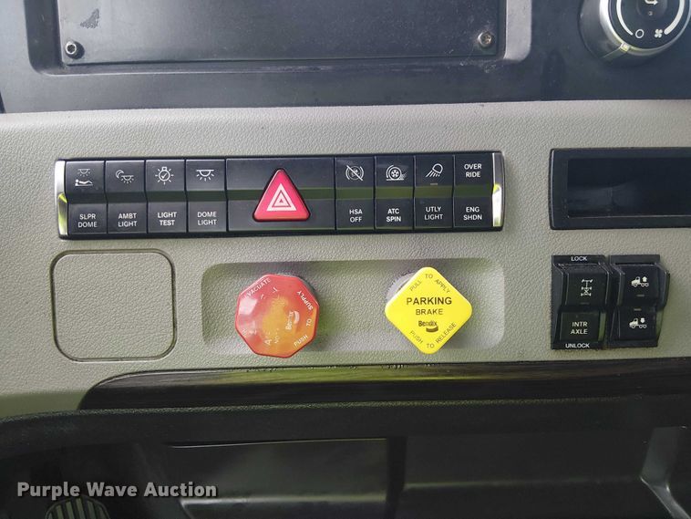 image for item YA1484 2020 Freightliner Cascadia semi truck