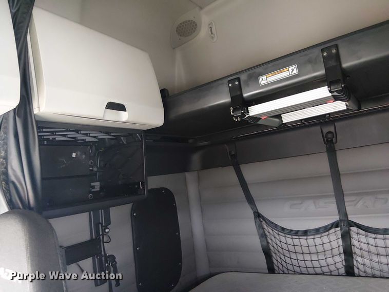 image for item YA1484 2020 Freightliner Cascadia semi truck