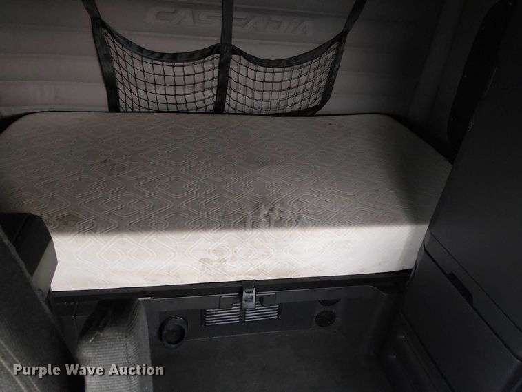 image for item YA1484 2020 Freightliner Cascadia semi truck