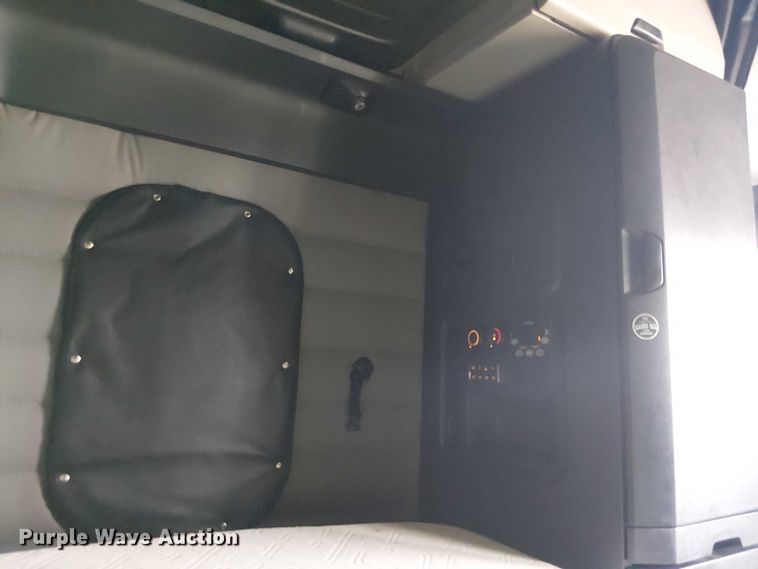 image for item YA1484 2020 Freightliner Cascadia semi truck