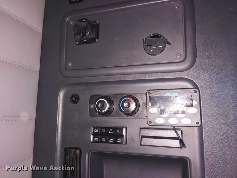 image for item YA1484 2020 Freightliner Cascadia semi truck