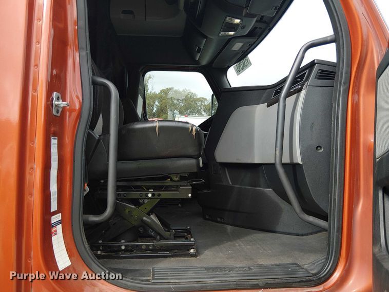 image for item YA1484 2020 Freightliner Cascadia semi truck