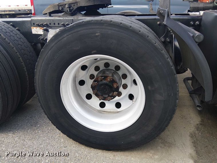 image for item YA1484 2020 Freightliner Cascadia semi truck