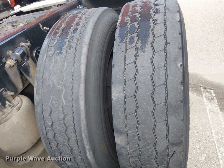 image for item YA1484 2020 Freightliner Cascadia semi truck