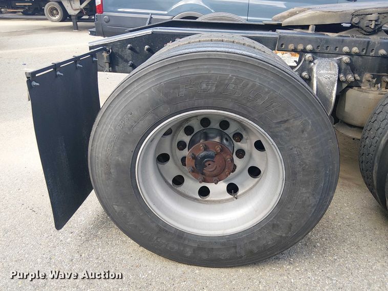 image for item YA1484 2020 Freightliner Cascadia semi truck