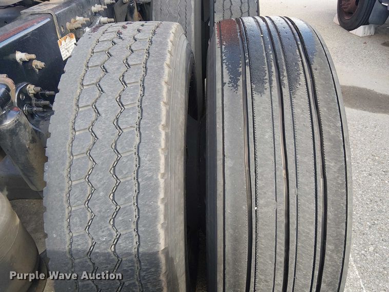 image for item YA1484 2020 Freightliner Cascadia semi truck