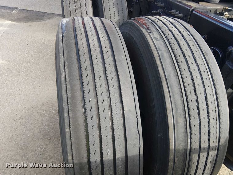 image for item YA1484 2020 Freightliner Cascadia semi truck