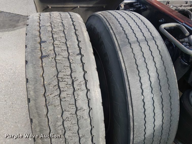 image for item YA1484 2020 Freightliner Cascadia semi truck