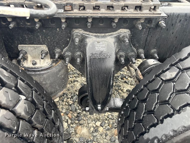 image for item YA1508 2016 Freightliner Cascadia semi truck