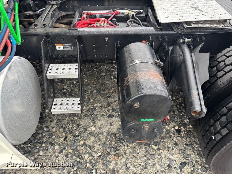 image for item YA1508 2016 Freightliner Cascadia semi truck