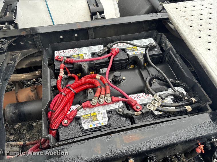 image for item YA1508 2016 Freightliner Cascadia semi truck