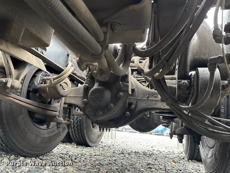 image for item YA1508 2016 Freightliner Cascadia semi truck