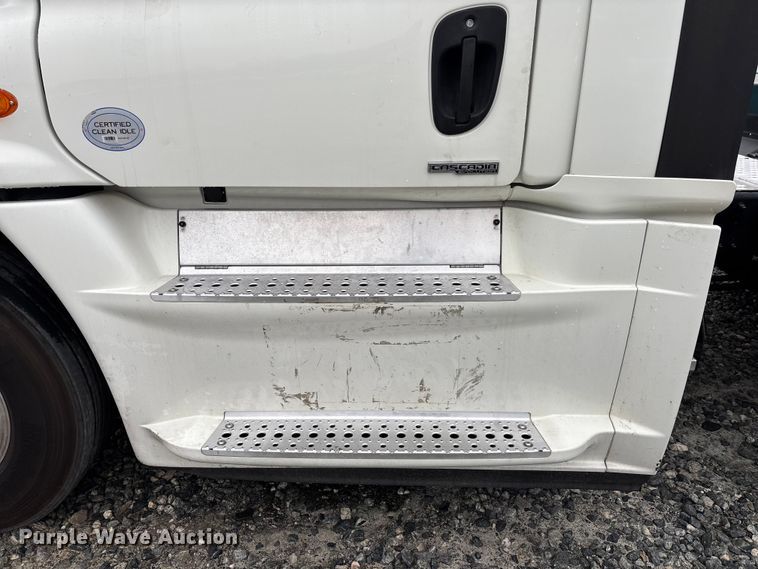 image for item YA1508 2016 Freightliner Cascadia semi truck