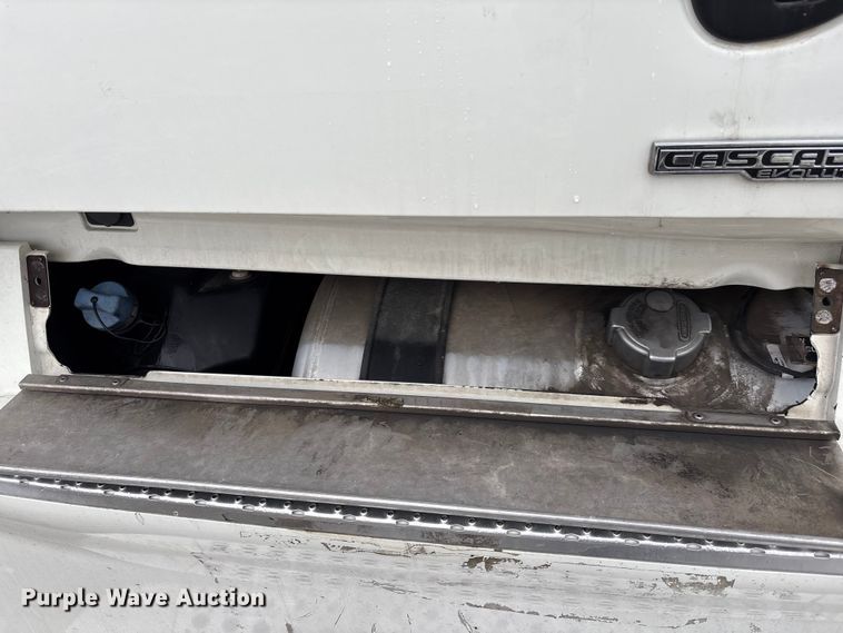 image for item YA1508 2016 Freightliner Cascadia semi truck