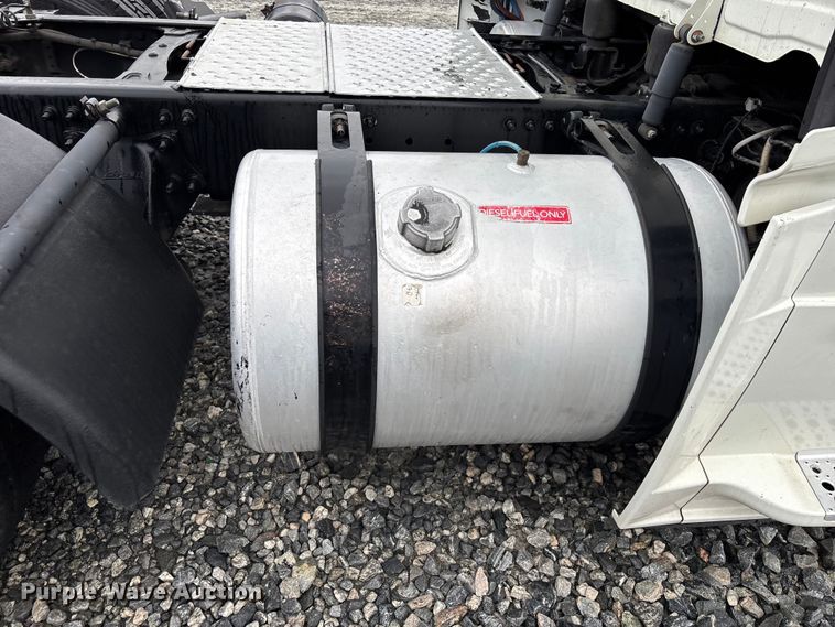 image for item YA1508 2016 Freightliner Cascadia semi truck