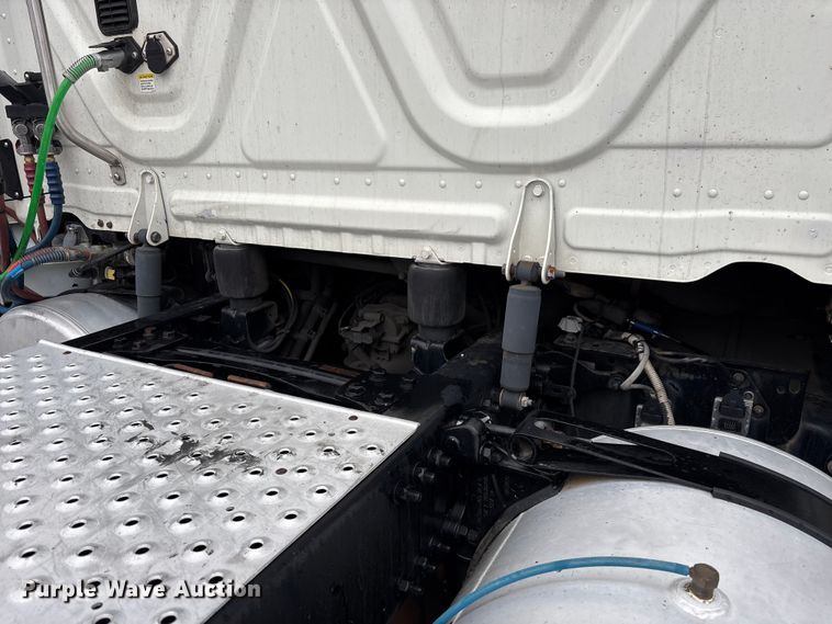 image for item YA1508 2016 Freightliner Cascadia semi truck