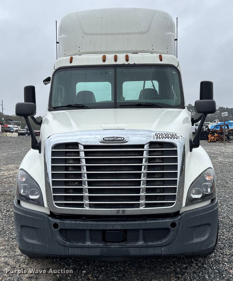 image for item YA1508 2016 Freightliner Cascadia semi truck