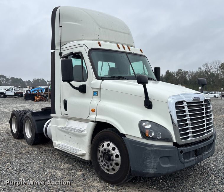image for item YA1508 2016 Freightliner Cascadia semi truck