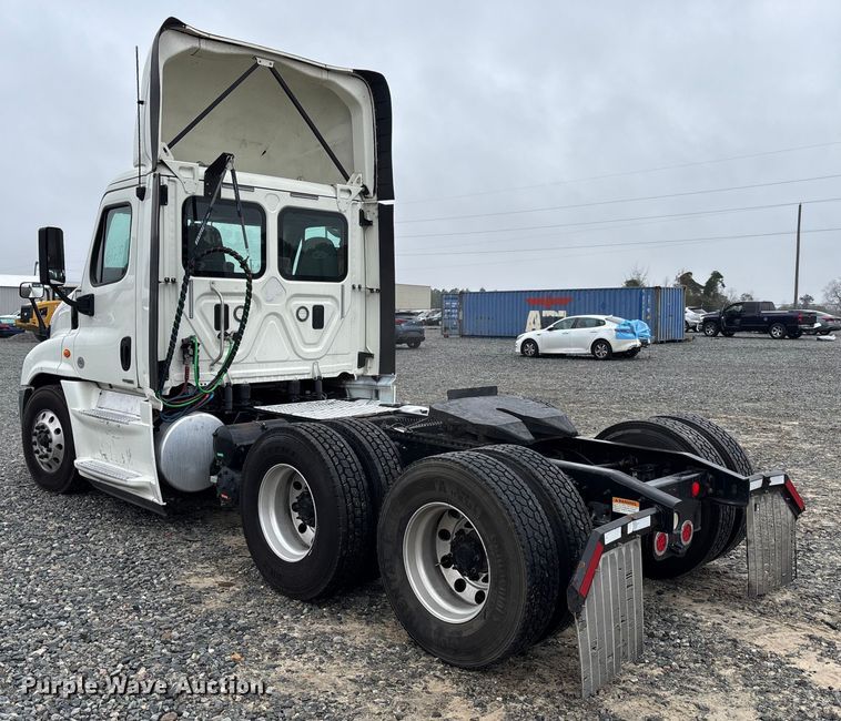 image for item YA1508 2016 Freightliner Cascadia semi truck