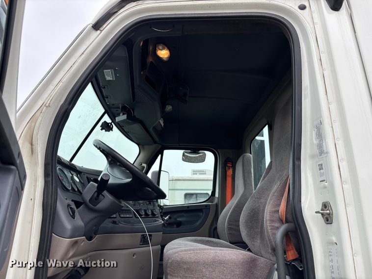 image for item YA1508 2016 Freightliner Cascadia semi truck