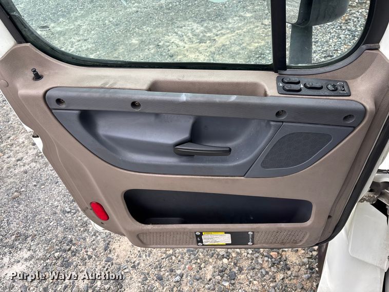 image for item YA1508 2016 Freightliner Cascadia semi truck