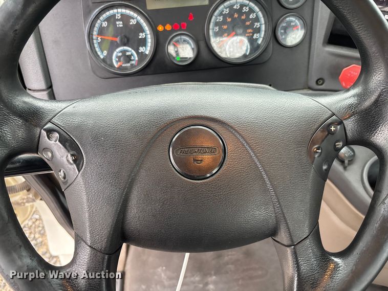 image for item YA1508 2016 Freightliner Cascadia semi truck