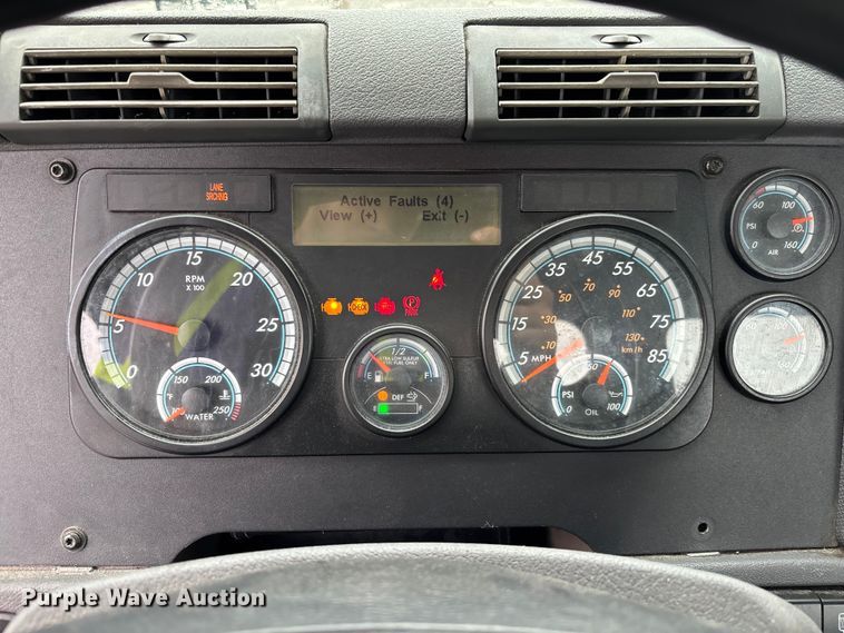 image for item YA1508 2016 Freightliner Cascadia semi truck