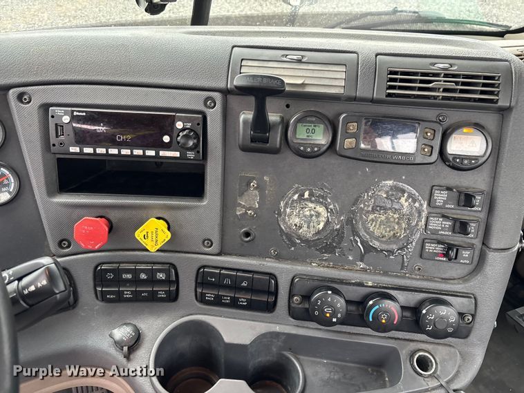 image for item YA1508 2016 Freightliner Cascadia semi truck