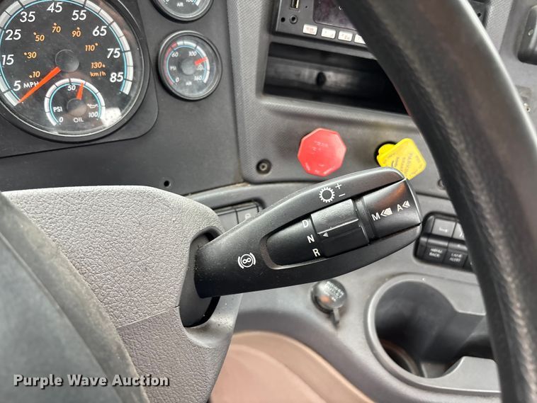 image for item YA1508 2016 Freightliner Cascadia semi truck