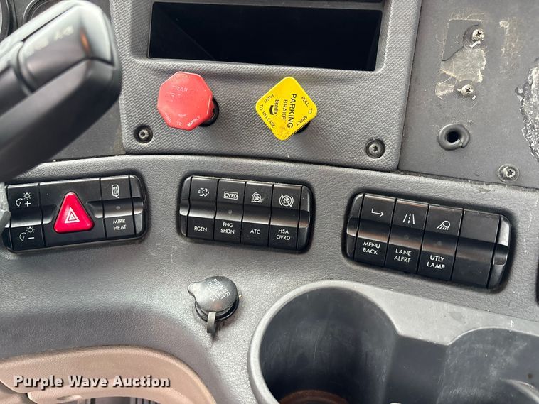 image for item YA1508 2016 Freightliner Cascadia semi truck