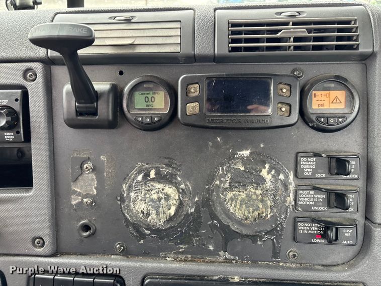 image for item YA1508 2016 Freightliner Cascadia semi truck