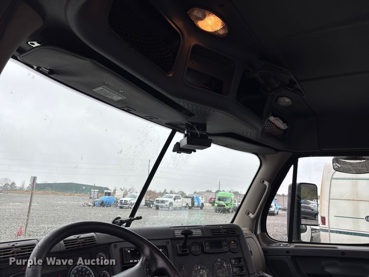 image for item YA1508 2016 Freightliner Cascadia semi truck