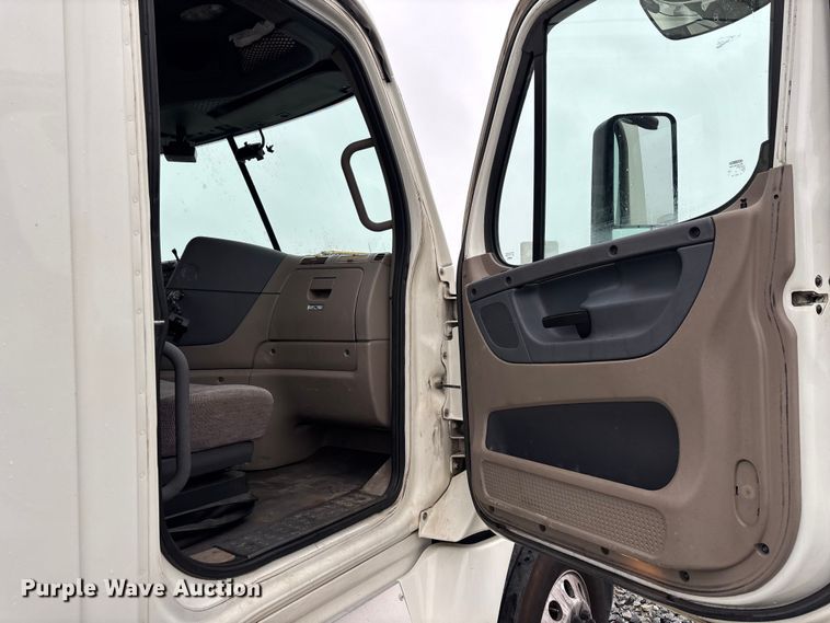 image for item YA1508 2016 Freightliner Cascadia semi truck