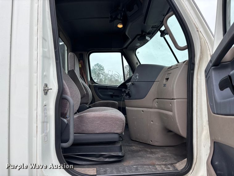 image for item YA1508 2016 Freightliner Cascadia semi truck