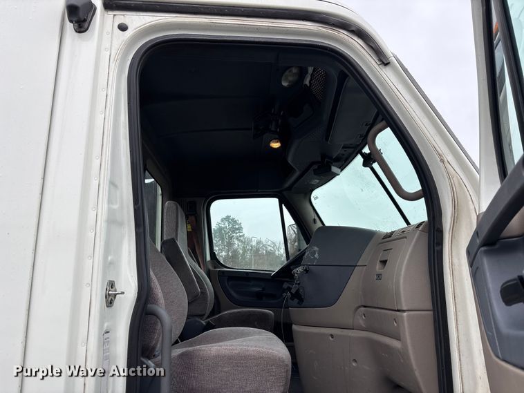 image for item YA1508 2016 Freightliner Cascadia semi truck