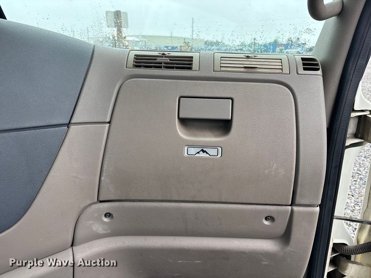 image for item YA1508 2016 Freightliner Cascadia semi truck