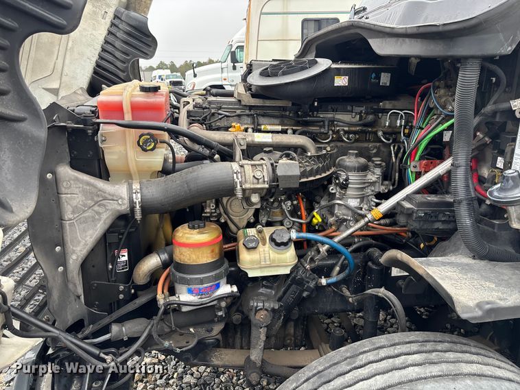 image for item YA1508 2016 Freightliner Cascadia semi truck