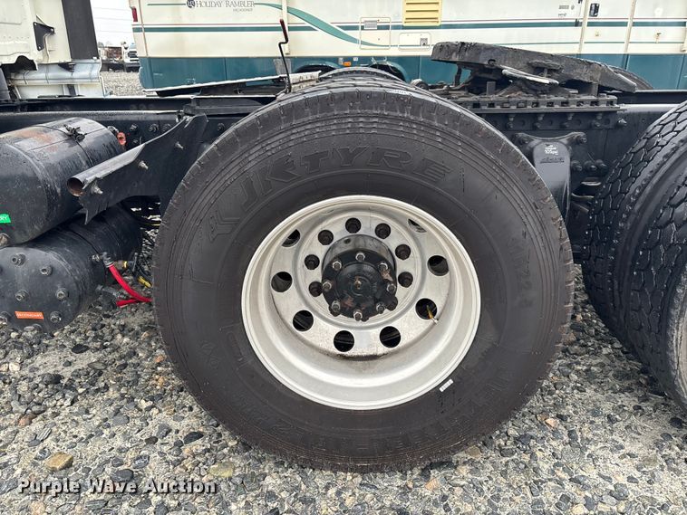 image for item YA1508 2016 Freightliner Cascadia semi truck