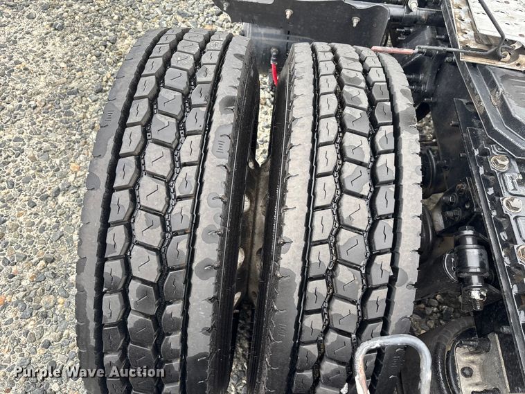 image for item YA1508 2016 Freightliner Cascadia semi truck