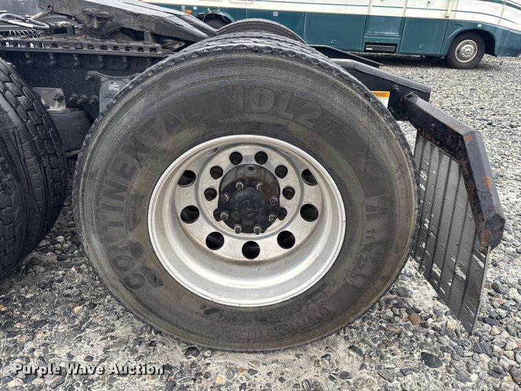 image for item YA1508 2016 Freightliner Cascadia semi truck