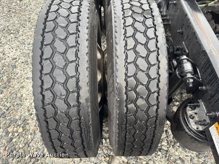 image for item YA1508 2016 Freightliner Cascadia semi truck