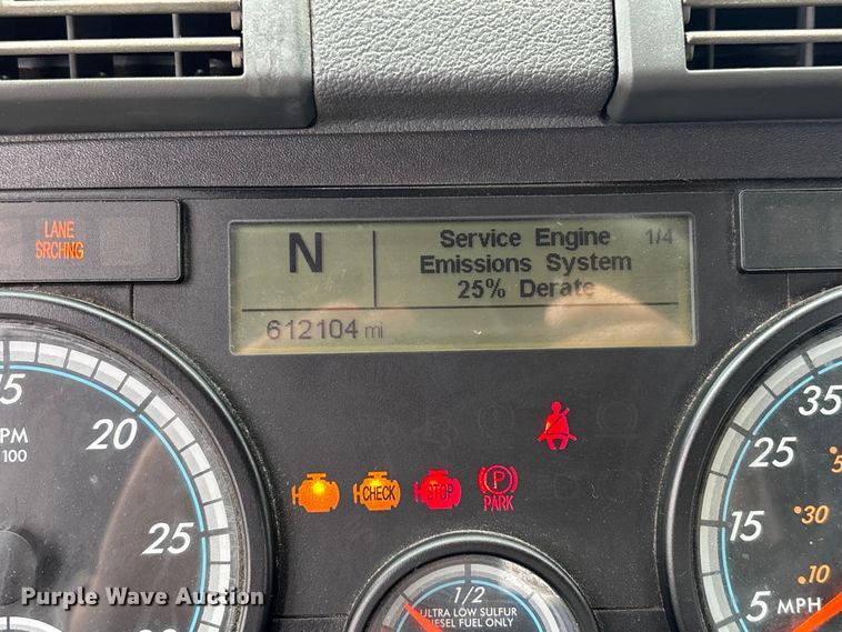 image for item YA1508 2016 Freightliner Cascadia semi truck