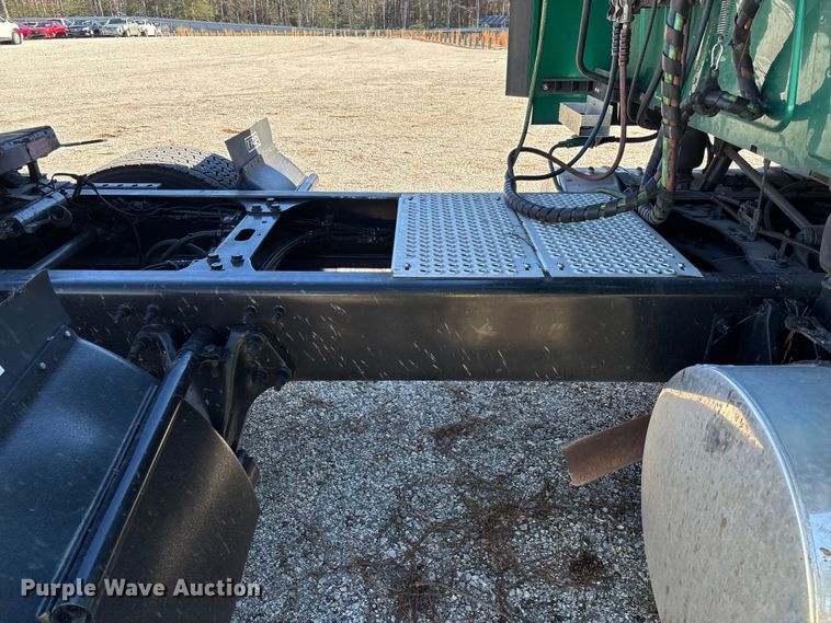 image for item YA1624 2020 International LT625 semi truck