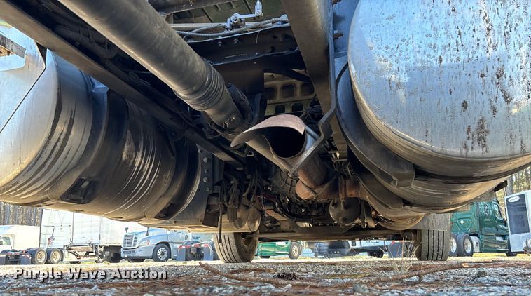 image for item YA1624 2020 International LT625 semi truck