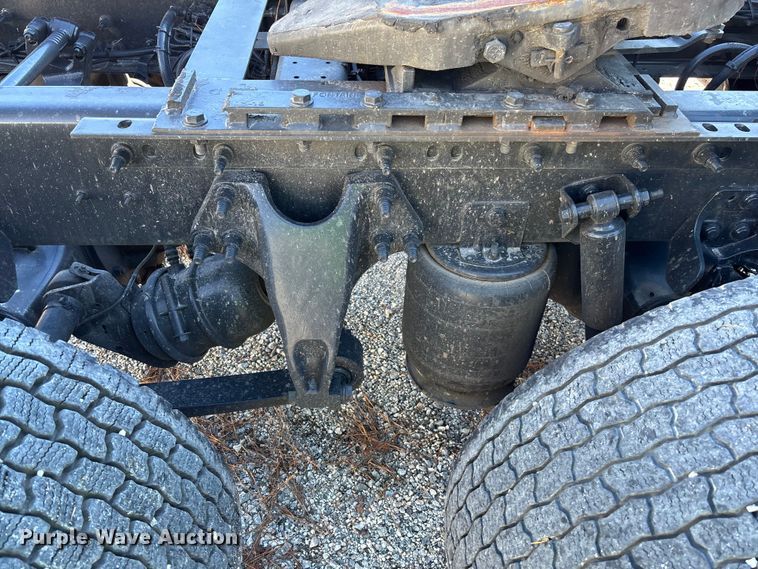 image for item YA1624 2020 International LT625 semi truck