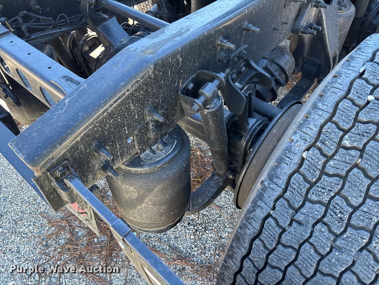 image for item YA1624 2020 International LT625 semi truck